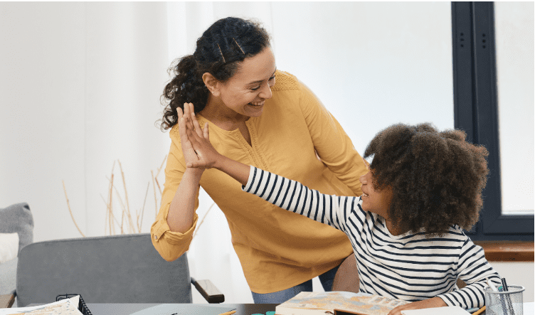 enfant tapant dans la main d’une sophrologue enfant Toulouse