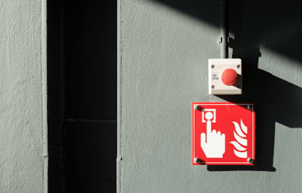 panneau incendie installé sur un mur